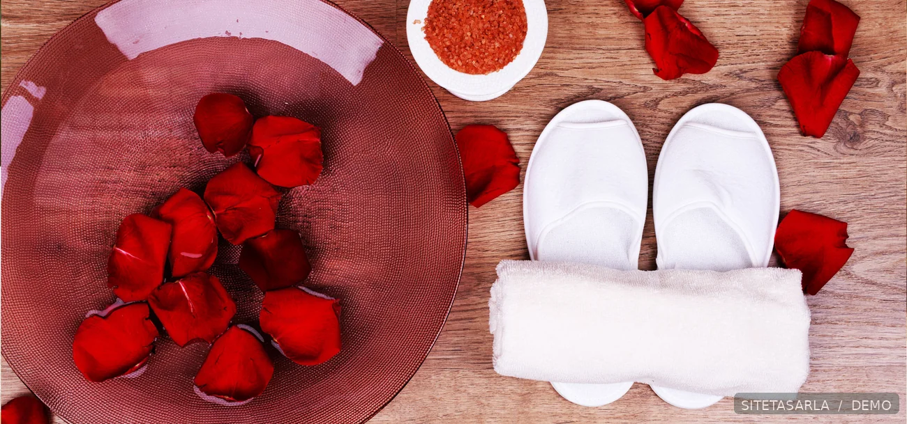 Spa bakım atmosferi, havlular ve doğal ürünler